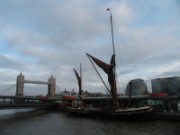2008_04_25_094_londres_tower_bridge_et_barge_tamise