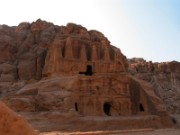 2008_10_28_009_jordanie_petra_le_tombeau_aux_obelisques