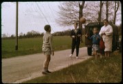 1964_04_raymond_a02_jeux_de_balle_sur_route